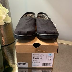 NWT Toms Black Classic Canvas Shoes Sz 4